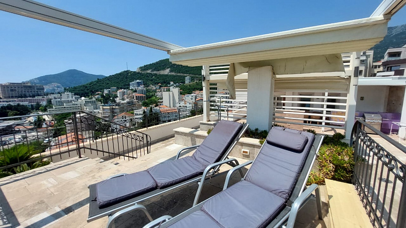 Luxury penthouse in Becici with panoramic sea views